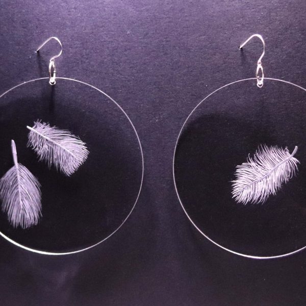 Boucles d'oreilles en plexiglas transparent gravé à la main de plumes
