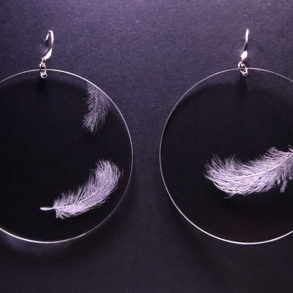 Boucles d'oreilles en plexiglas transparent gravé à la main de plumes