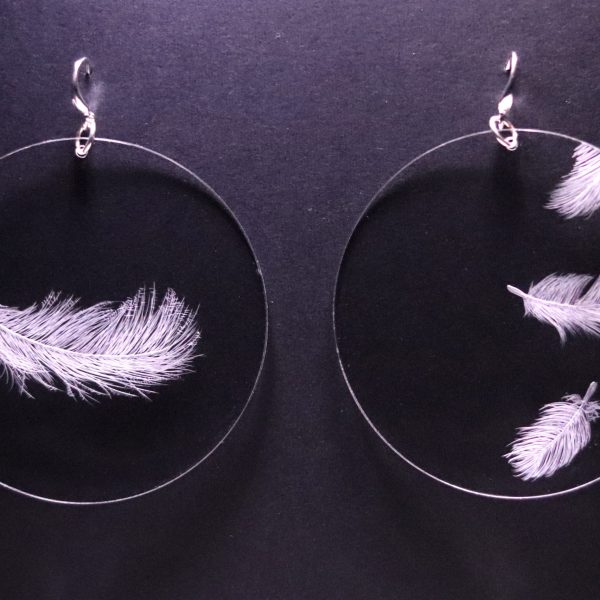 Boucles d'oreilles en plexiglas transparent gravé à la main de plumes