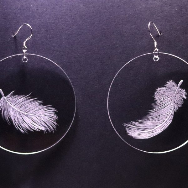 Boucles d'oreilles en plexiglas transparent gravé à la main de plumes