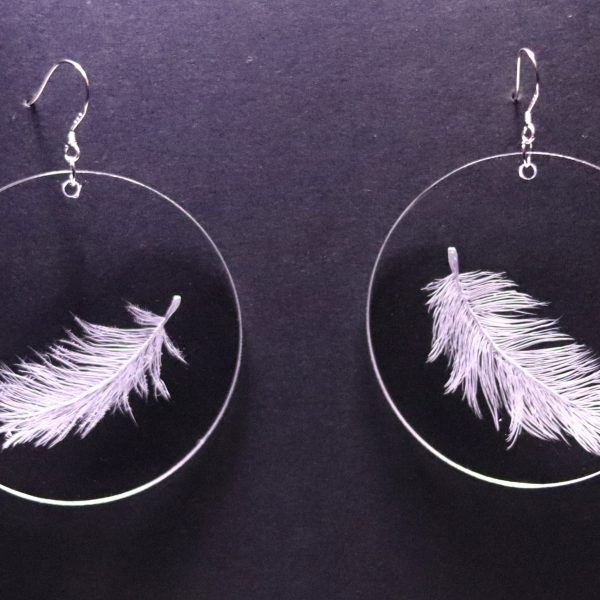 Boucles d'oreilles en plexiglas transparent gravé à la main de plumes