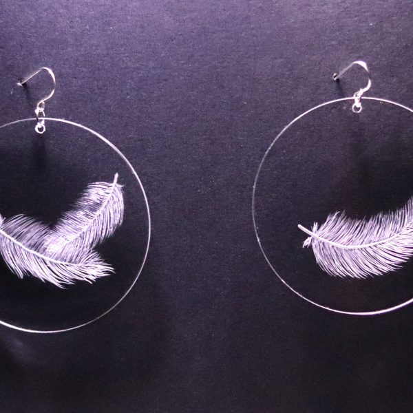 Boucles d'oreilles en plexiglas transparent gravé à la main de plumes