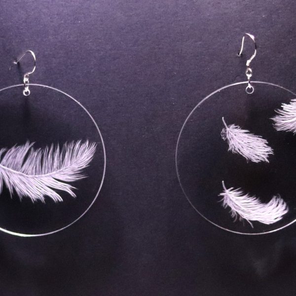 Boucles d'oreilles en plexiglas transparent gravé à la main de plumes