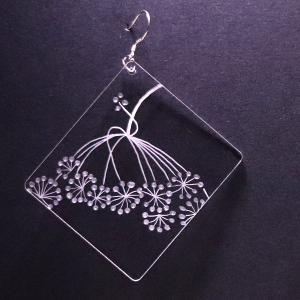 Boucle d'oreille en plexiglas transparent gravé à la main de fleurs d’ombellifères