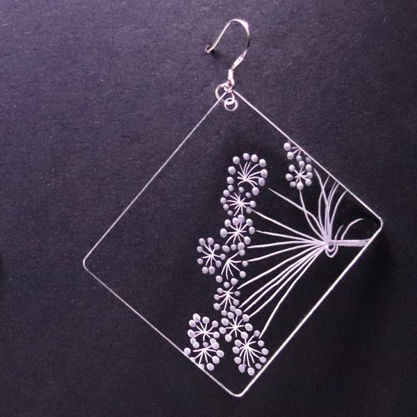 Boucle d'oreille en plexiglas transparent gravé à la main de fleurs d’ombellifères