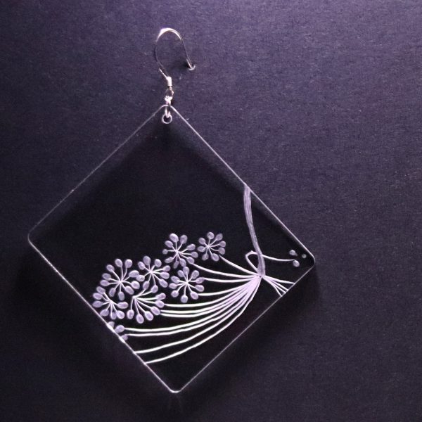 Boucle d'oreille en plexiglas transparent gravé à la main de fleurs d’ombellifères