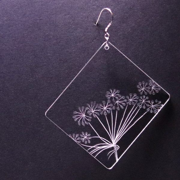 Boucle d'oreille en plexiglas transparent gravé à la main de fleurs d’ombellifères