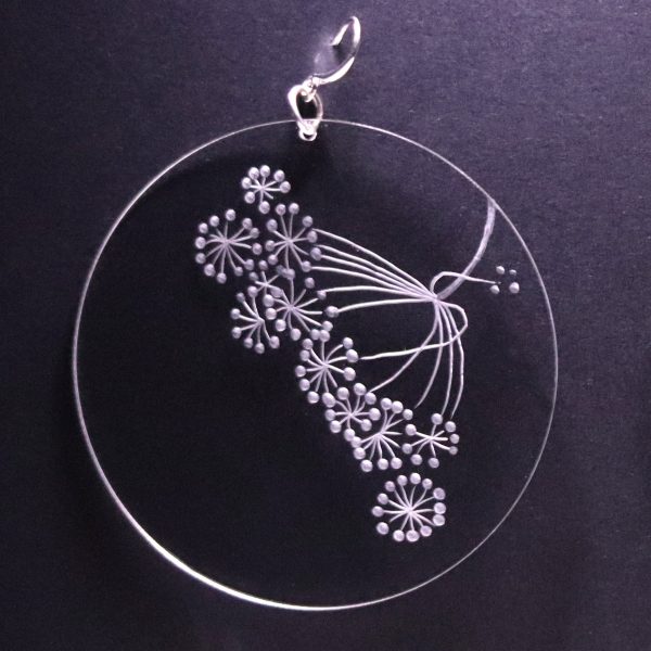 Boucle d'oreille en plexiglas transparent gravé à la main de fleurs d’ombellifères
