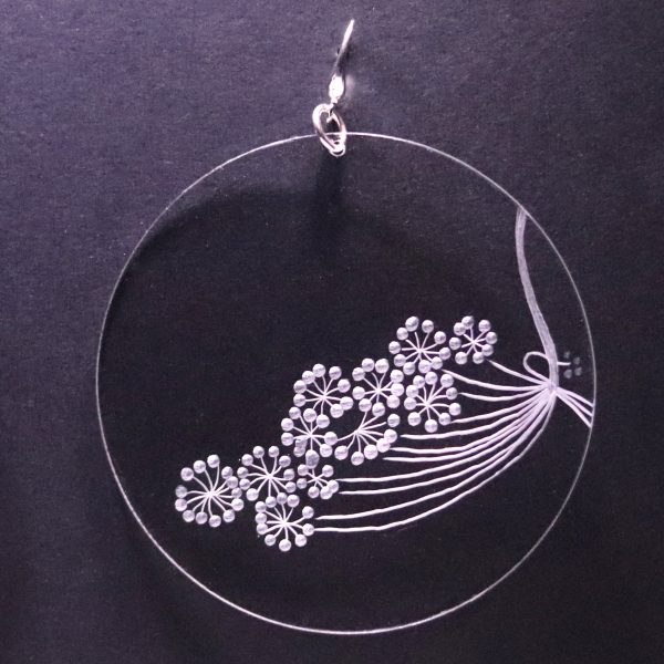 Boucle d'oreille en plexiglas transparent gravé à la main de fleurs d’ombellifères