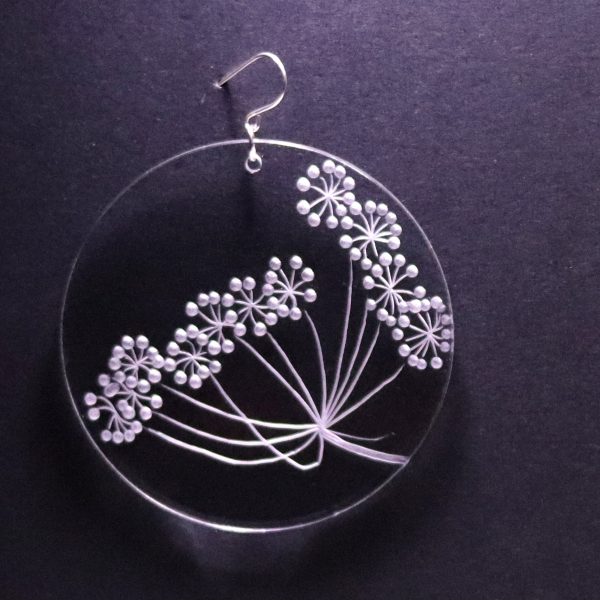 Boucle d'oreille en plexiglas transparent gravé à la main de fleurs d’ombellifères