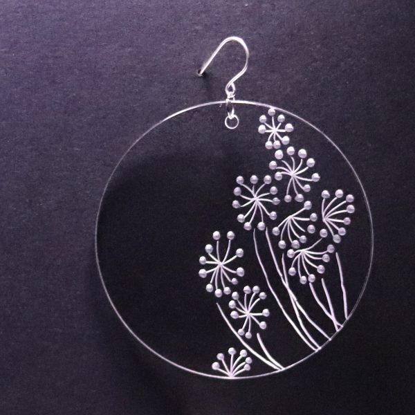 Boucle d'oreille en plexiglas transparent gravé à la main de fleurs d’ombellifères
