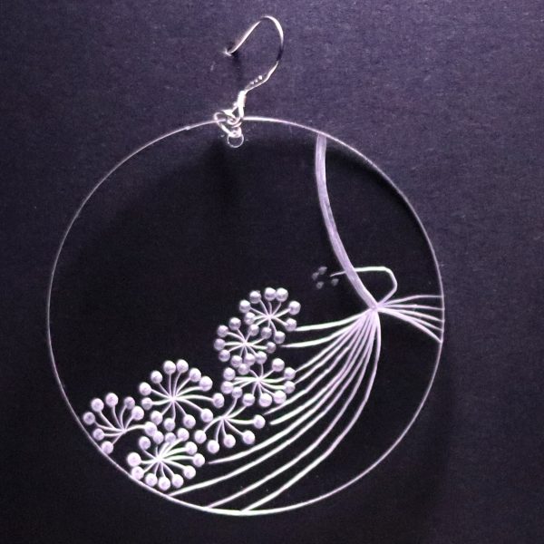 Boucle d'oreille en plexiglas transparent gravé à la main de fleurs d’ombellifères