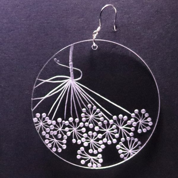 Boucle d'oreille en plexiglas transparent gravé à la main de fleurs d’ombellifères