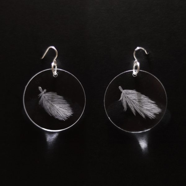 Boucles d'oreilles en plexiglas gravé à la main de plumes