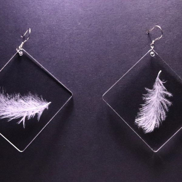 Boucles d'oreilles en plexiglas transparent gravé à la main de plumes