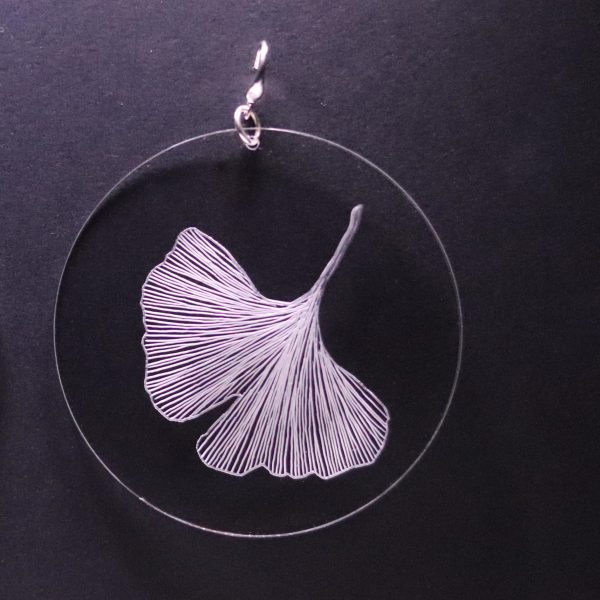 Boucle d'oreille en plexiglas transparent gravé à la main de feuille de Ginko