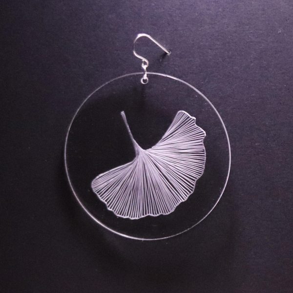 Boucle d'oreille en plexiglas transparent gravé à la main de feuille de Ginko