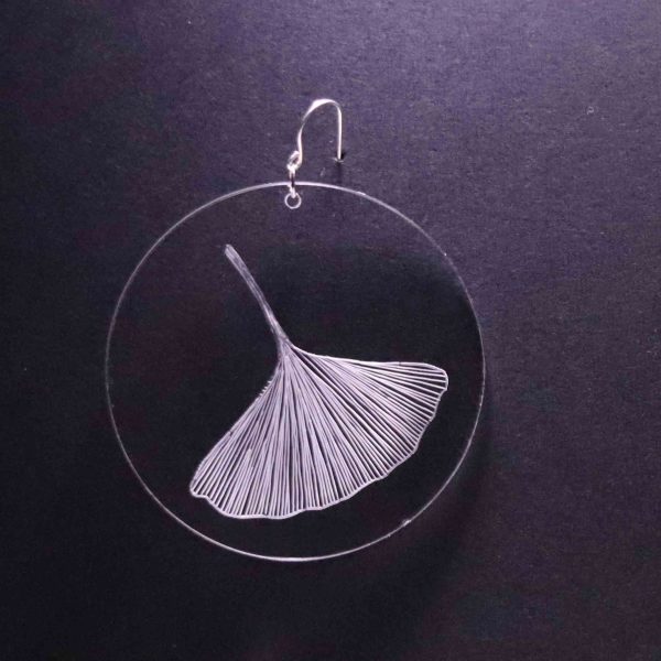 Boucle d'oreille en plexiglas transparent gravé à la main de feuille de Ginko