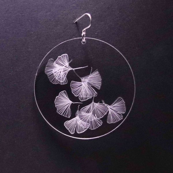 Boucle d'oreille en plexiglas transparent gravé à la main de feuille de Ginko