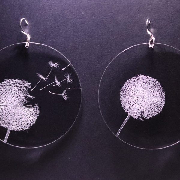 Boucle d'oreille en plexiglas transparent gravé à la main de pissenlit