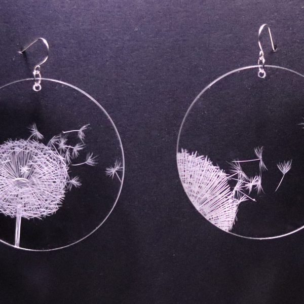 Boucle d'oreille en plexiglas transparent gravé à la main de pissenlit