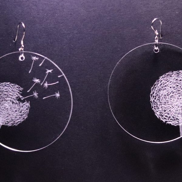 Boucle d'oreille en plexiglas transparent gravé à la main de pissenlit