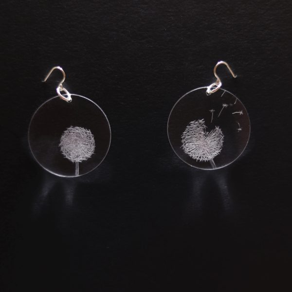 Boucles d'oreilles en plexiglas gravé à la main de pissenlit