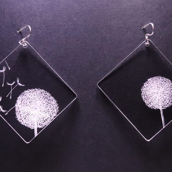 Boucle d'oreille en plexiglas transparent gravé à la main de pissenlit