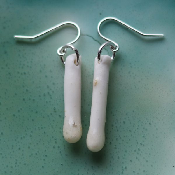 Boucles d'oreilles Tige porcelaine et goutte blanche
