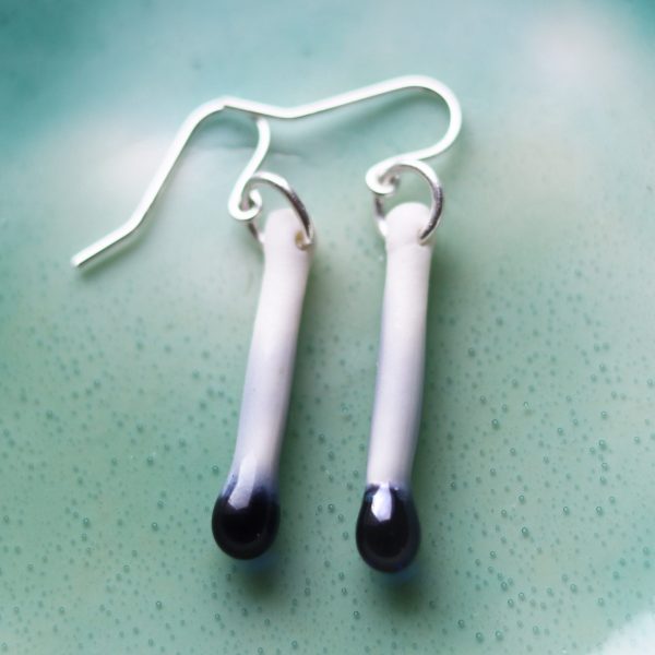 Boucles d'oreilles Tige porcelaine et goutte bleue