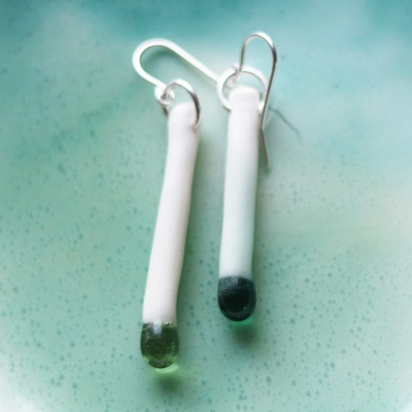 Boucles d'oreilles Tige porcelaine et goutte verte