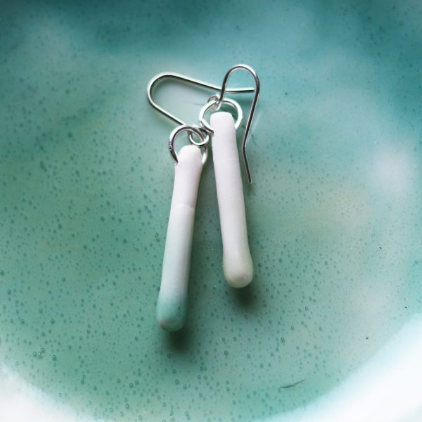 Boucles d'oreilles Tige porcelaine et goutte verte