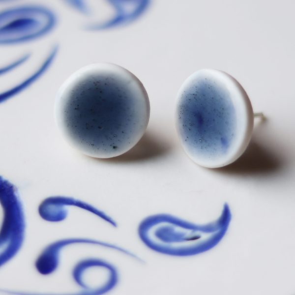 clou d'oreilles en porcelaine émail bleu bulles